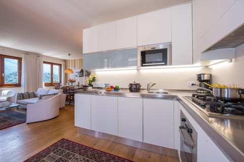 Family Apartment, 3 Bedrooms, 2 Bathrooms, Mountainside (Bellavista Mezzegra) | Private kitchen | Fridge, microwave, oven, stovetop