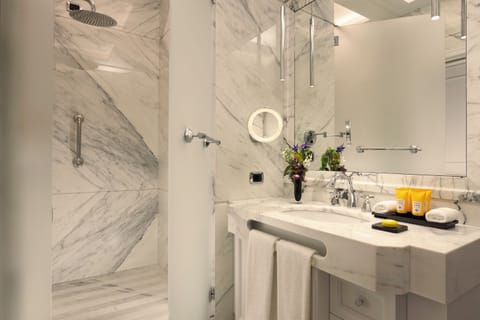 Splendide Prestige | Bathroom | Combined shower/tub, rainfall showerhead, designer toiletries