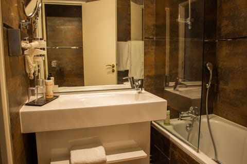 Deluxe Room, 1 King Bed, Non Smoking (Larger Room) | Bathroom | Free toiletries, hair dryer, towels