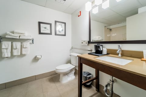 Room, 1 King Bed, Accessible, Non Smoking | Bathroom | Hair dryer, towels