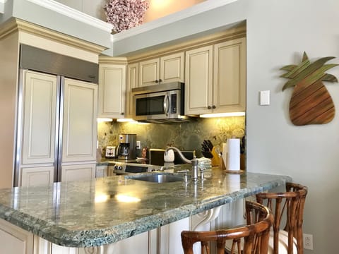 House (Bird of Paradise) | Private kitchen | Full-size fridge, microwave, oven, stovetop