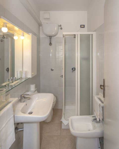 Standard Double Room | Bathroom | Shower, hair dryer, bidet, towels