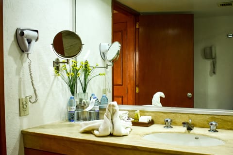 Junior Suite | Bathroom | Designer toiletries, hair dryer, towels, soap