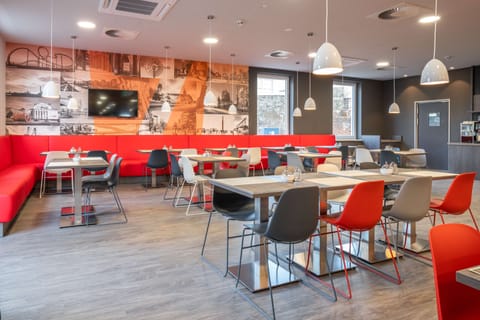 Daily continental breakfast (EUR 14 per person)