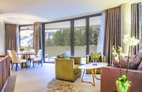 Suite (Alpine) | Living area | TV, pay movies