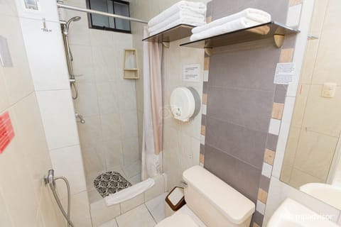 Triple Room | Bathroom | Shower, free toiletries, hair dryer, bidet