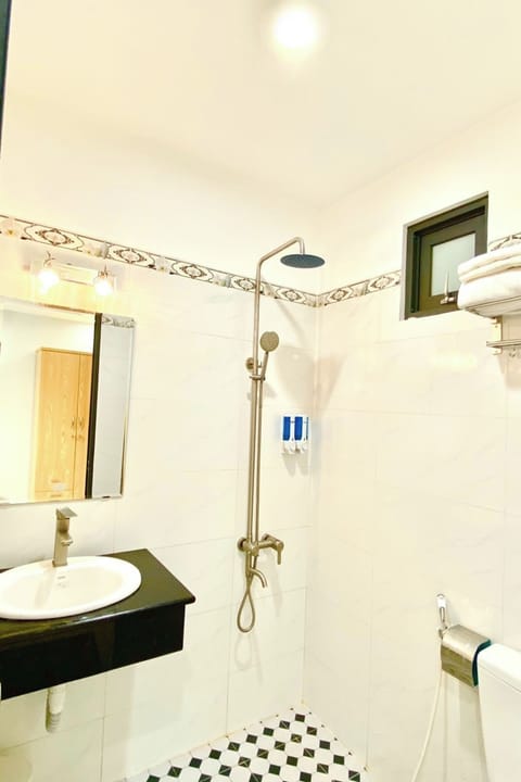 Standard Double Room | Bathroom | Shower, free toiletries, hair dryer, slippers