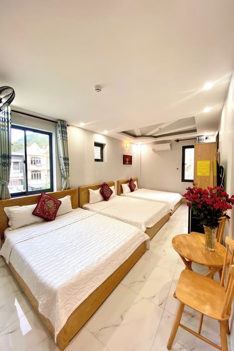 Triple Room, 1 Bedroom | Minibar, desk, free WiFi, bed sheets