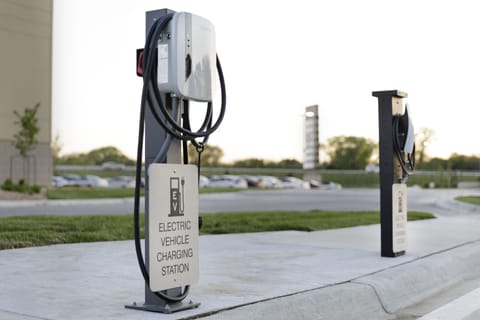 Electric vehicle charging station