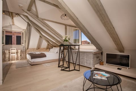 Studio (Luxury Superior Suite Attic) | 5 bedrooms, desk, free WiFi