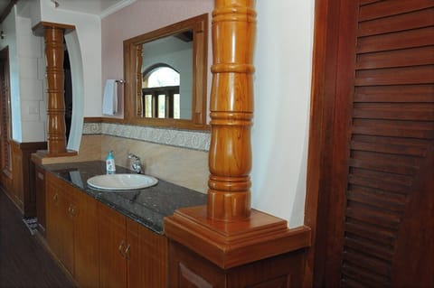 Triple Bed Deluxe A/C Houseboat (AC timings- 0800PM-0800AM) | Bathroom | Shower, towels