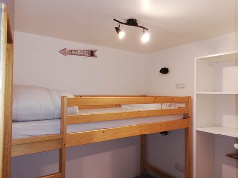 chambre avec 1 lit superposé