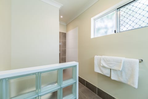 Semi Self Contained  | Bathroom | Free toiletries, hair dryer, towels