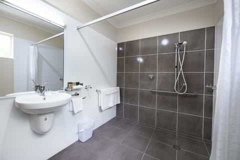 Accessible Twin Suite | Bathroom | Free toiletries, hair dryer, towels