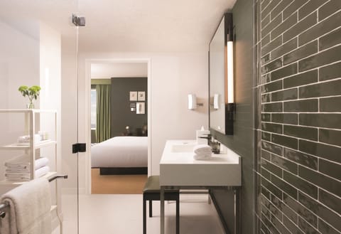 Skylark Suite | Bathroom | Shower, eco-friendly toiletries, hair dryer, towels