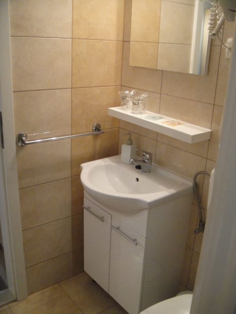 Double Room, Sea View | Bathroom | Shower, free toiletries, hair dryer, towels