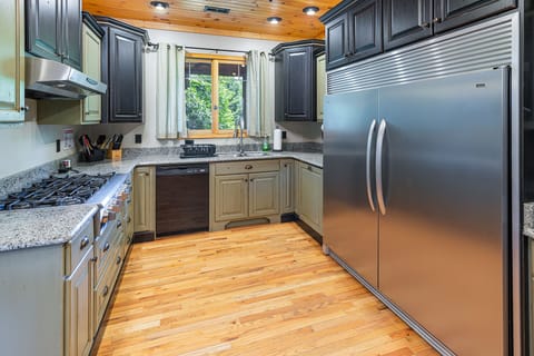 Gourmet Kitchen 6 burner gas stove dbl oven sub-zero style refrigerator/freezer