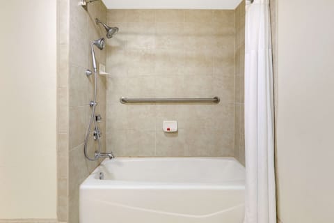 Combined shower/tub, free toiletries, hair dryer, towels