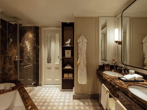 Junior Suite, Lakeside | Bathroom | Separate tub and shower, free toiletries, hair dryer, bathrobes