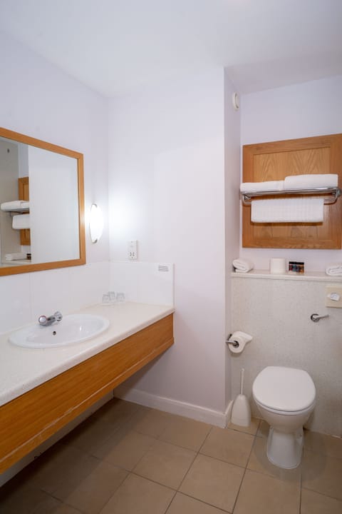 Combined shower/tub, deep soaking tub, free toiletries, hair dryer