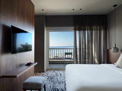 Deluxe Suite with Sea View | In-room safe, desk, free WiFi, bed sheets