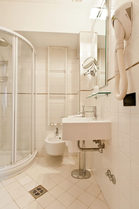 Superior Double or Twin Room | Bathroom | Free toiletries, hair dryer, bidet, towels