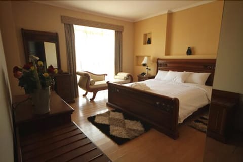 Executive Suite | Minibar, in-room safe, desk, iron/ironing board