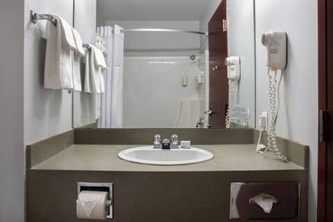Deluxe Room, 1 King Bed, Non Smoking | Bathroom | Combined shower/tub, free toiletries, towels