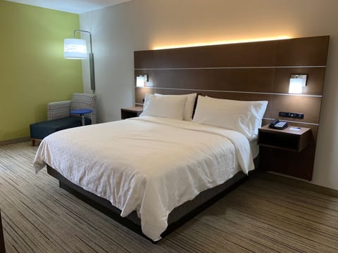 Standard Room, 1 King Bed | In-room safe, desk, laptop workspace, iron/ironing board