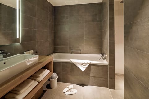 Superior Room | Bathroom | Free toiletries, hair dryer, towels