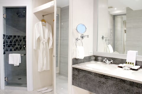 Premier Penthouse | Bathroom | Combined shower/tub, deep soaking tub, rainfall showerhead