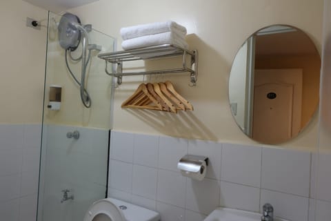 Standard Double or Twin Room | Bathroom | Shower, bidet, towels