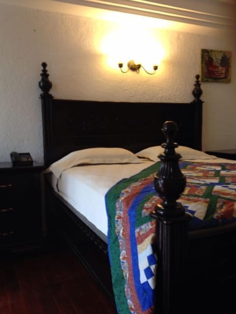 Deluxe Room | Desk, blackout drapes, iron/ironing board, free rollaway beds