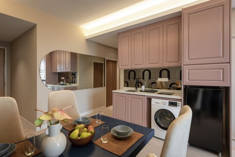 Jumbo Three Bedroom Suite | Private kitchenette | Microwave, stovetop, electric kettle