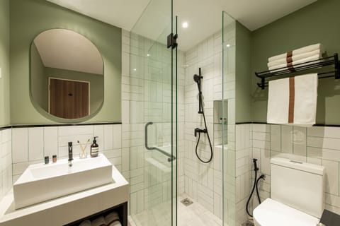 Urban One Bedroom Suite | Bathroom | Shower, hydromassage showerhead, free toiletries, hair dryer