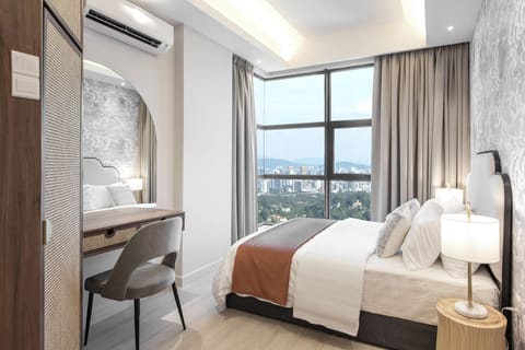 Urban One Bedroom Suite | Minibar, in-room safe, desk, laptop workspace