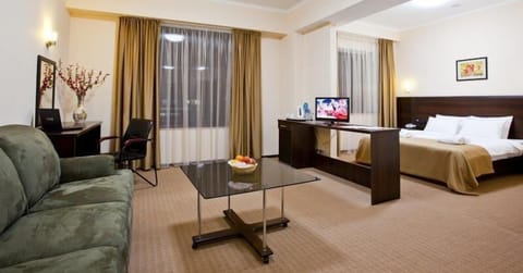 Suite, 1 Queen Bed, Non Smoking | Minibar, in-room safe, desk, free cribs/infant beds