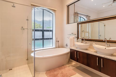 Luxury Penthouse | Bathroom | Shower, free toiletries, hair dryer, bathrobes
