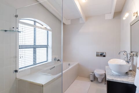 Apartment 3 | Bathroom | Shower, free toiletries, hair dryer, bathrobes