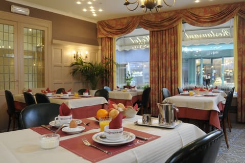 Breakfast (EUR 12 per person)