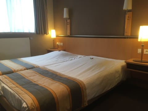 Deluxe Triple Room | In-room safe, desk, blackout drapes, cribs/infant beds