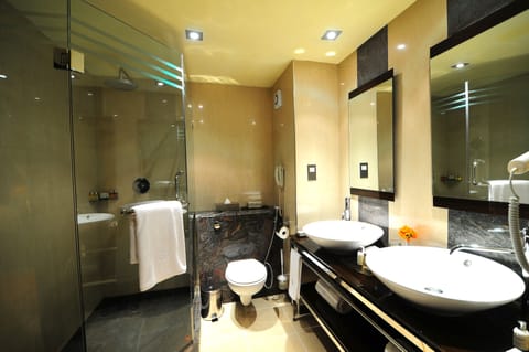 Room | Bathroom | Free toiletries, hair dryer, towels