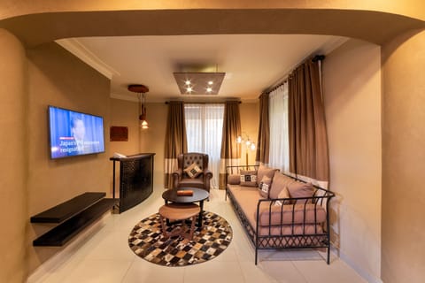 Studio, 1 King Bed, Garden View | Living room | 40-inch TV with satellite channels