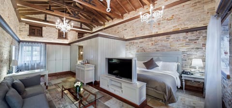 Cottage, 1 King Bed (Private Garden) | Minibar, in-room safe, desk, free cribs/infant beds