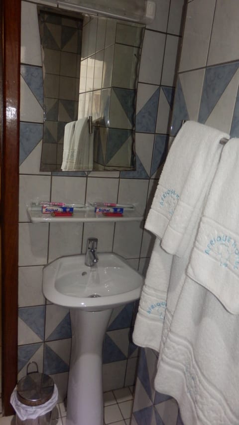 Twin Room | Bathroom | Deep soaking tub, free toiletries, towels