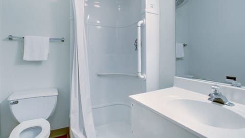 Combined shower/tub, towels