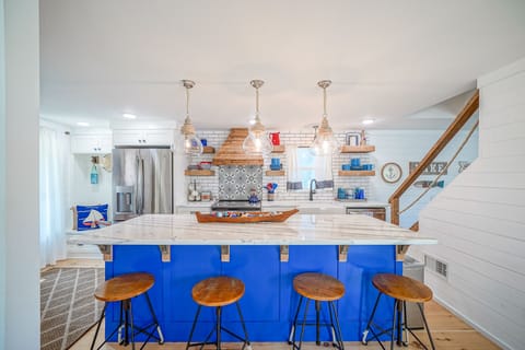 Bar with Seating for Four in Kitchen