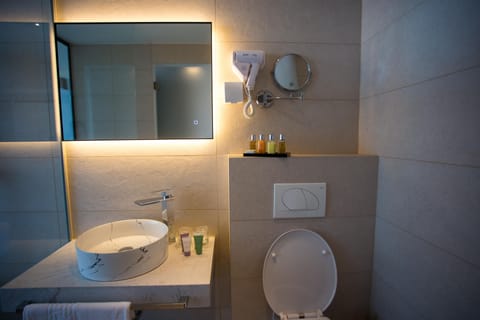 Standard Room, Balcony, Park View | Bathroom | Shower, free toiletries, hair dryer, towels