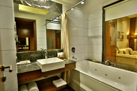 Executive Suite | Bathroom | Shower, free toiletries, hair dryer, bathrobes