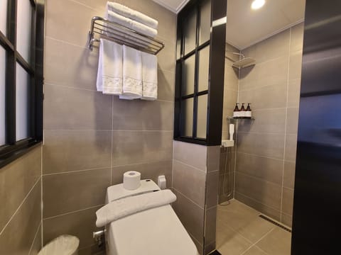 Family Double Room | Bathroom | Shower, hair dryer, slippers, bidet